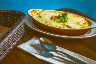 Gulai Somon Fırınlanmış Pirinç Kremalı pilav ve leziz gülai Padang soslu somon ve peynirli