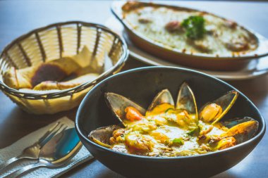 Kavanozda körili midye ve pide ile servis edilir.