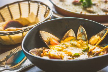 Kavanozda körili midye ve pide ile servis edilir.