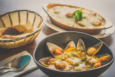 Kavanozda körili midye ve pide ile servis edilir.