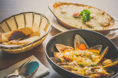 Kavanozda körili midye ve pide ile servis edilir.