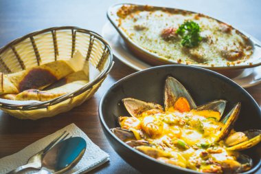 Kavanozda körili midye ve pide ile servis edilir.