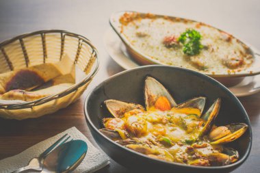 Kavanozda körili midye ve pide ile servis edilir.