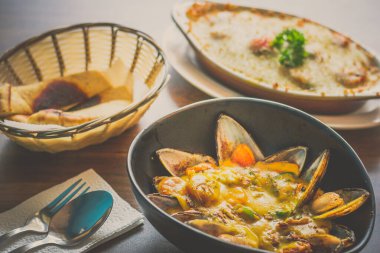 Kavanozda körili midye ve pide ile servis edilir.