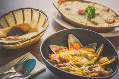 Kavanozda körili midye ve pide ile servis edilir.