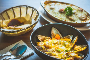 Kavanozda körili midye ve pide ile servis edilir.