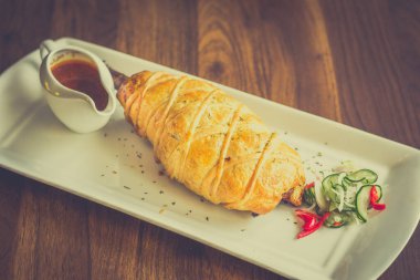 Yavaş pişmiş, kemikten düşmüş, kuzu incikten düşmüş, Wellinton tereyağlı pastaya bulanmış.