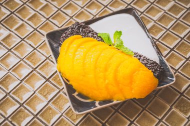 Siyah pirinç, taze mango ve kremalı mango.