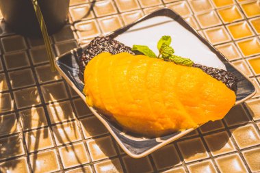 Siyah pirinç, taze mango ve kremalı mango.