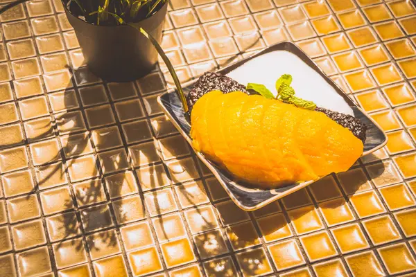 Siyah pirinç, taze mango ve kremalı mango.