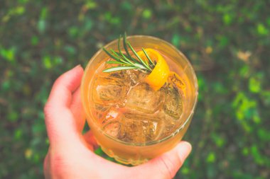 Viski kokteyli, ev yapımı biberiye şurubu, Bitters bardakta servis edilir.