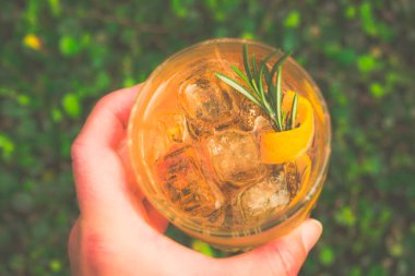 Viski kokteyli, ev yapımı biberiye şurubu, Bitters bardakta servis edilir.