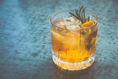 Viski kokteyli, ev yapımı biberiye şurubu, Bitters bardakta servis edilir.