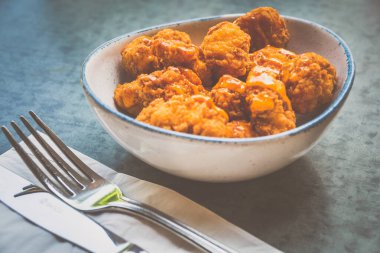 Laksa patlamış mısır tavuğu ve Laksa mayonezli dalış kasede servis ediliyor.