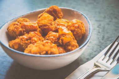 Laksa patlamış mısır tavuğu ve Laksa mayonezli dalış kasede servis ediliyor.