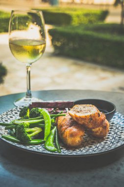 Kızarmış Tavuk Roulade Kızarmış tatlı patates, buğulanmış yeşil sebze, chimichurri sosu