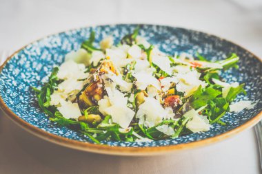 Enginarlar taze enginarlar, roket, parmesan peyniri, kiraz domatesleri, balzamik