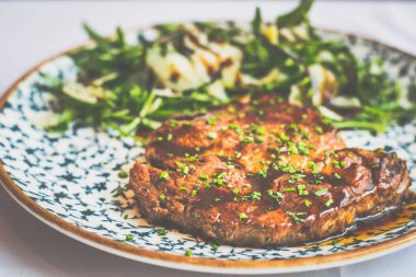 Costata Di Manzo 220 gr Angus Biftek Ribeye, roka, & parmesan salatası