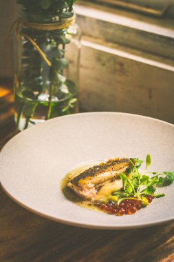 Yukka püresi, mayalanmış domates balığı, laksa yağı, turşulu bakla, ikura, kapari.