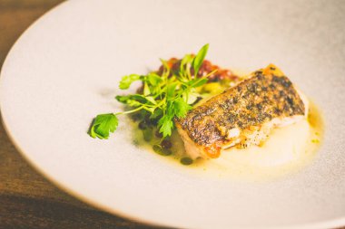 Yukka püresi, mayalanmış domates balığı, laksa yağı, turşulu bakla, ikura, kapari.