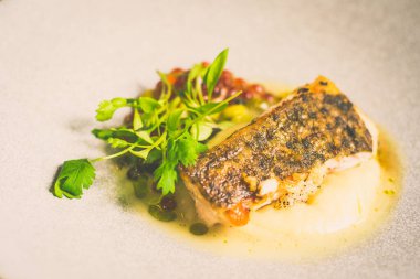 Yukka püresi, mayalanmış domates balığı, laksa yağı, turşulu bakla, ikura, kapari.