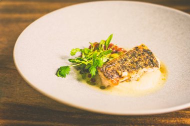 Yukka püresi, mayalanmış domates balığı, laksa yağı, turşulu bakla, ikura, kapari.