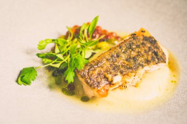 Yukka püresi, mayalanmış domates balığı, laksa yağı, turşulu bakla, ikura, kapari.