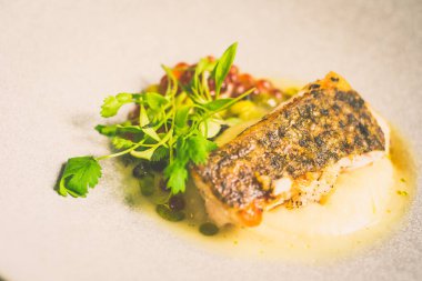 Yukka püresi, mayalanmış domates balığı, laksa yağı, turşulu bakla, ikura, kapari.