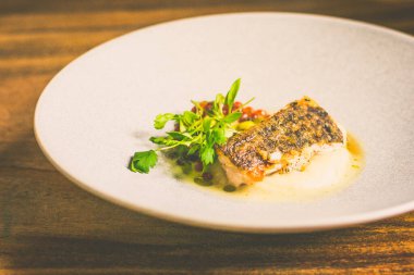 Yukka püresi, mayalanmış domates balığı, laksa yağı, turşulu bakla, ikura, kapari.