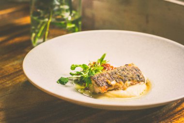 Yukka püresi, mayalanmış domates balığı, laksa yağı, turşulu bakla, ikura, kapari.