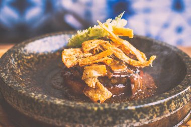 A4 wagyu Hamburg, çıtır pilav, burdock cipsi, oba tempura, tamago, özel sos.