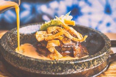 A4 wagyu Hamburg, çıtır pilav, burdock cipsi, oba tempura, tamago, özel sos.