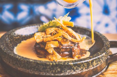 A4 wagyu Hamburg, çıtır pilav, burdock cipsi, oba tempura, tamago, özel sos.