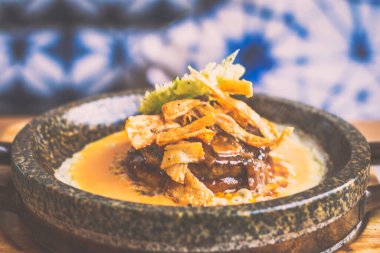 A4 wagyu Hamburg, çıtır pilav, burdock cipsi, oba tempura, tamago, özel sos.