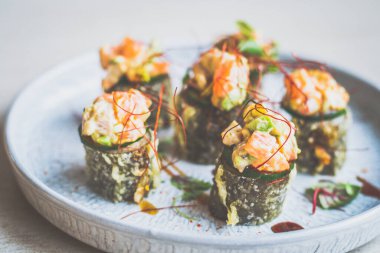 Kızarmış karışık deniz ürünleri, çiğ deniz ürünleri karışımı, ev yapımı sriracha tatlı soya.