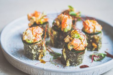 Kızarmış karışık deniz ürünleri, çiğ deniz ürünleri karışımı, ev yapımı sriracha tatlı soya.