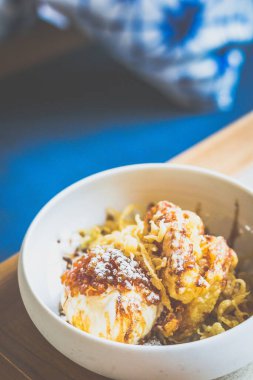 Tempura Banana Batter kızarmış muz, sade şeker, gula melaka, hindistan cevizli dondurma, sago