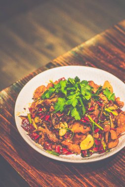 Kızarmış Baharatlı Mala Tavuğu yanında kurutulmuş biberli kaju fıstığı.