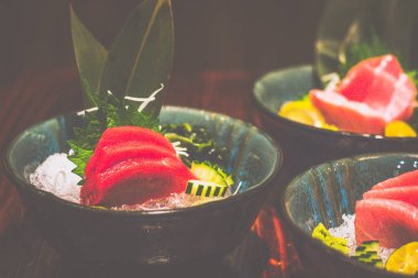 Hon Maguro Akami yağsız ton balığı sashimi buzdan bir yatakta servis edilir.