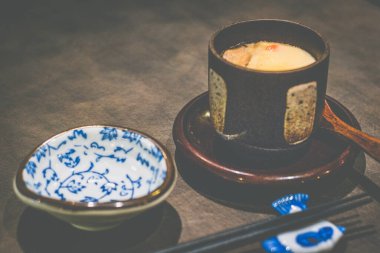 Chawanmushi Japon haşlanmış yumurta kreması tavuk suyu, gingko fındık, karides, mantar.