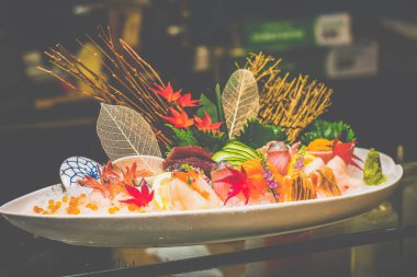 Sashimi Tabağı (9 tür sarı kuyruk, pisi balığı, Akami, Chutoro, ikura, uni, tatlı karides, somon balığı, hafif yanmış somon göbeği
