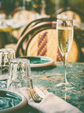 Bir restorandaki masada bir bardak İtalyan Prosecco.