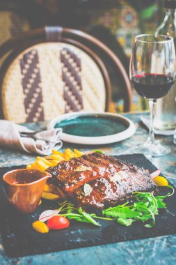 ABD usulü domuz pirzolası ve yanında Belçika usulü patates kızartması.