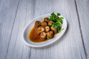 Bir tabak domuz buğulama kıvrımlı bağırsaklar doğranıp servis edilir.