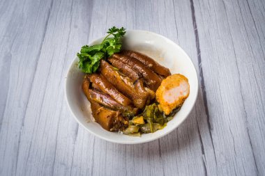 Bir kase domuz paçası, tuzlanmış sebze ve karidesli pilav.