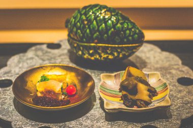 Maymun balığı ciğeri, kirpi balığı ve istiridyeli üç Japon aperatifi.