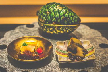 Maymun balığı ciğeri, kirpi balığı ve istiridyeli üç Japon aperatifi.