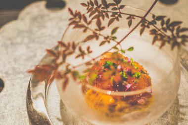 Botann karidesi ve kavrulmuş karides kafalı Japon deniz kestanesi.