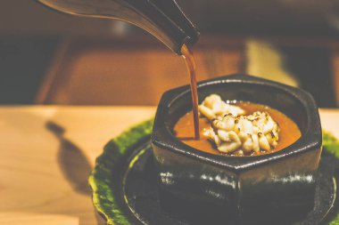 Japon köri çorbası içinde Morina Milt ve Donabe Rice.