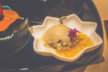 Kaga Bocha çayı dondurması ve kaga bocha çayı jölesi.